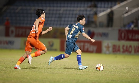 Minh Vương kiến tạo cho Đinh Thanh Bình ghi bàn duy nhất, giúp Hoàng Anh Gia Lai thắng Đà Nẵng 1-0. Ảnh: VPF