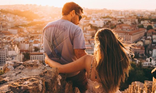 Người chồng yêu vợ thường dành sự quan tâm, chia sẻ mọi điều với đối phương. Ảnh: Pixabay