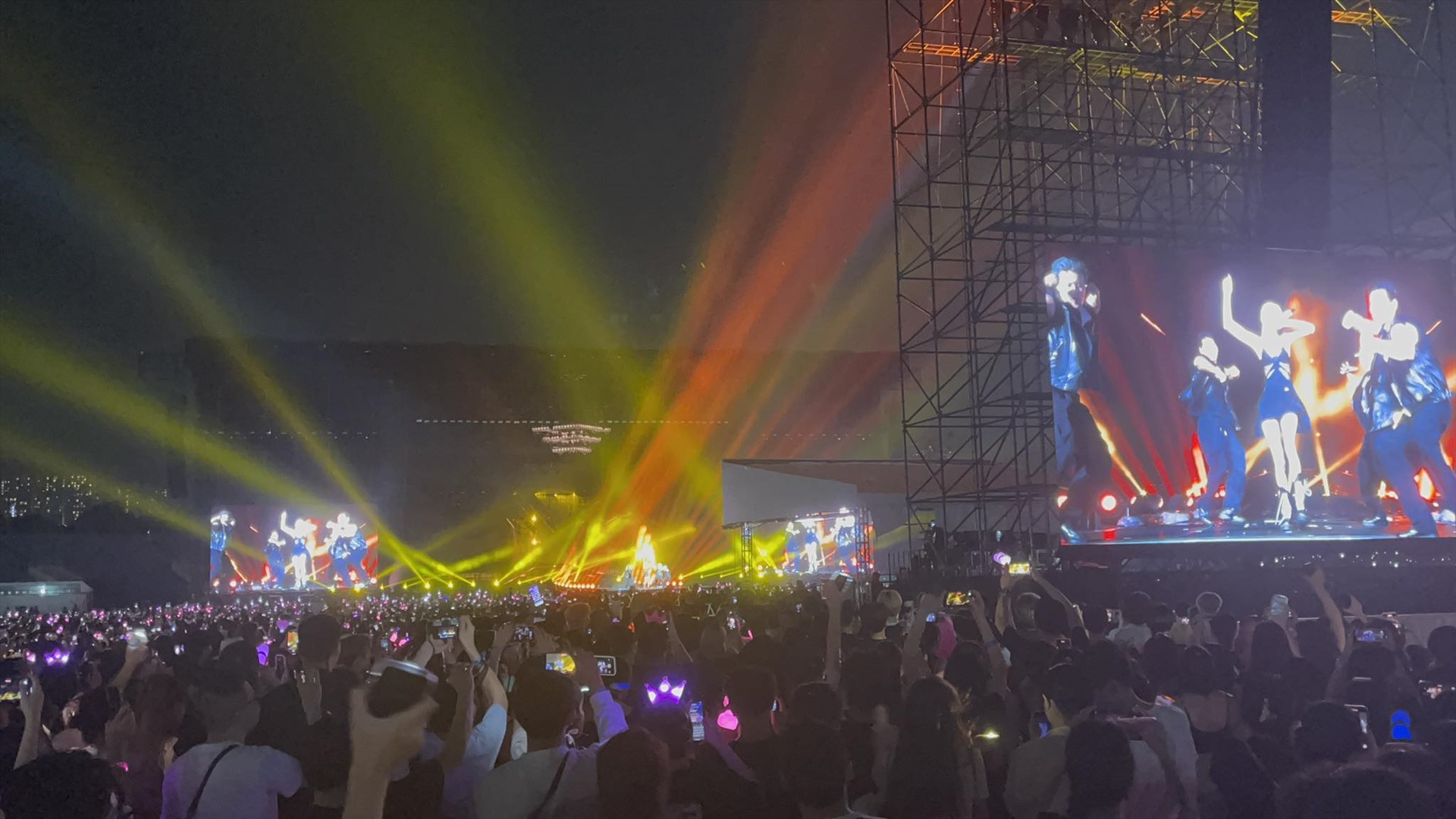 Khán giả bùng nổ với màn nhảy See Tình của Blackpink. Ảnh: Chi Trần