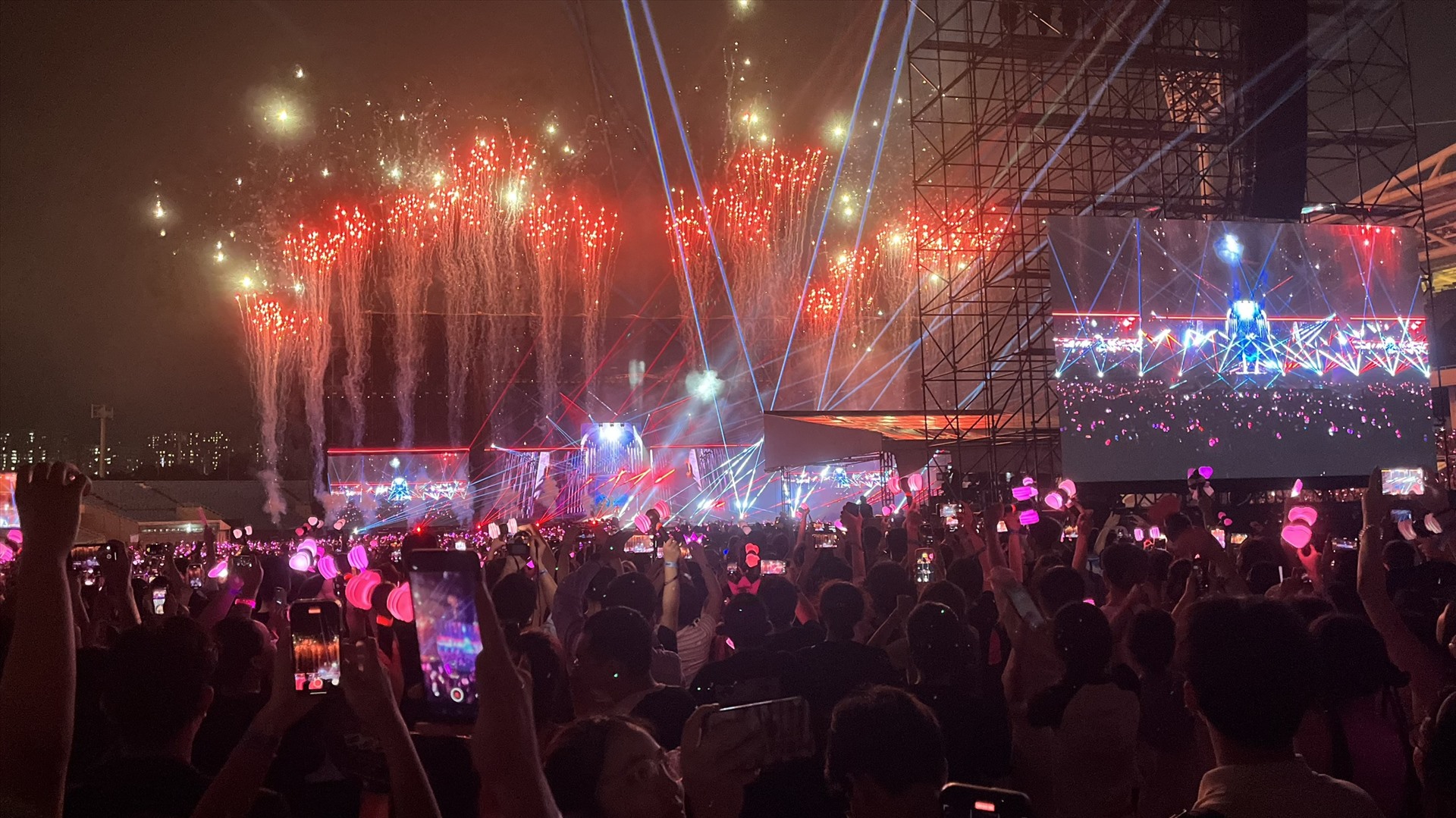 Sân khấu, ánh sáng và pháo hoa hoành tráng của đêm nhạc Born Pink Hà Nội. Ảnh: Chi Trần.