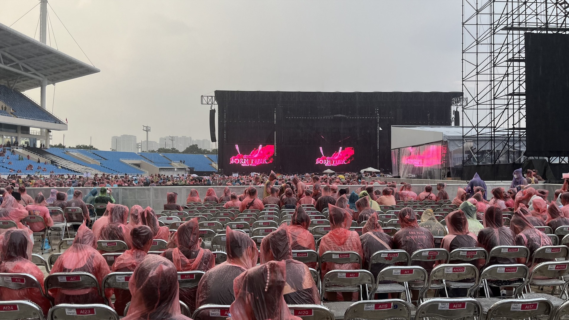 Trời mưa lớn khi chỉ còn 2 tiếng là concert bắt đầu. Ảnh: Chi Trần.