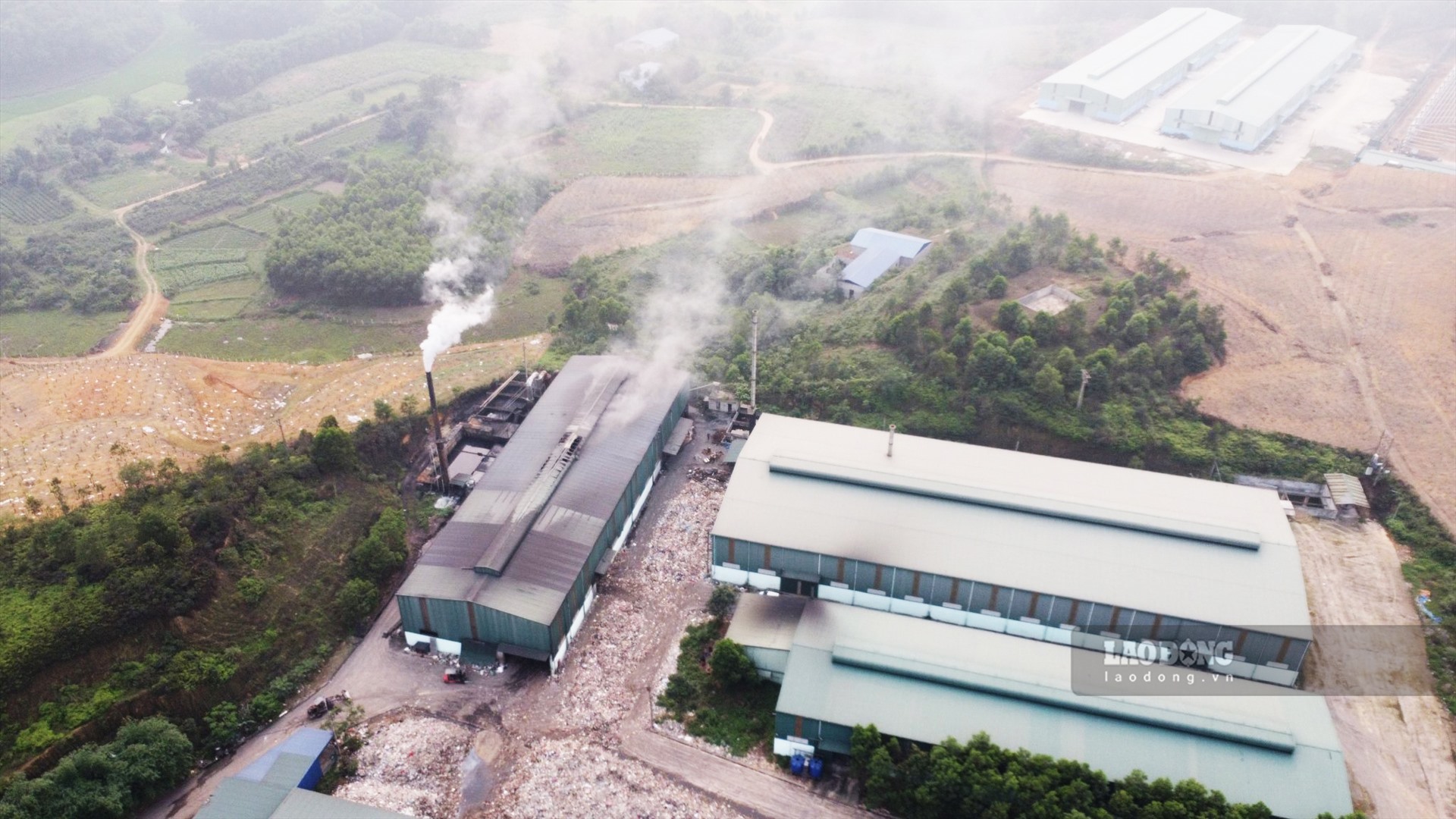 Trong khuân viên nhà máy xử lý rác của Công ty CP Môi trường Thái Nguyên, rác đổ đống, ngổn ngang không có các biện pháp che chắn để hạn chế tác động ra môi trường.
