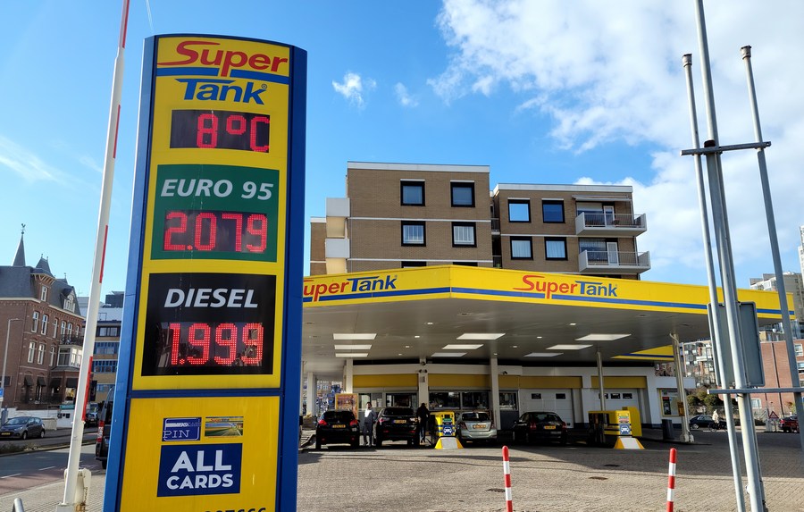 Bảng hiển thị giá xăng dầu tại một trạm xăng ở The Hague, Hà Lan, ngày 2.4.2022. Ảnh: Xinhua