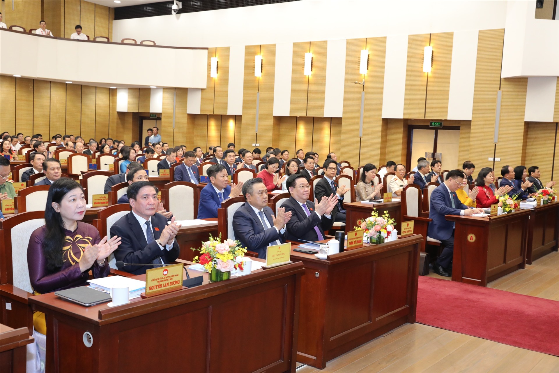Chủ tịch Quốc hội Vương Đình Huệ và các đại biểu dự khai mạc kỳ họp thứ 12, HĐND TP Hà Nội. Ảnh: Phạm Đông
