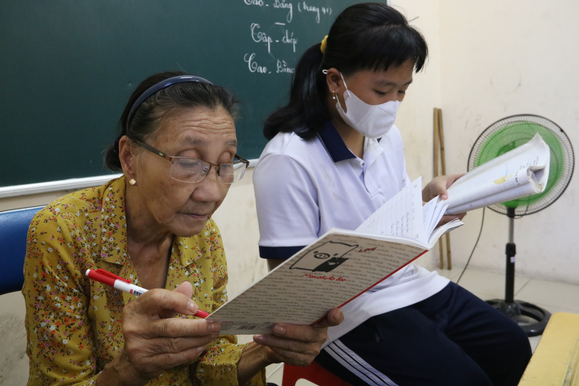 Cô giáo đã về hưu Nguyễn Thị Ba đi bán vé số lấy tiền giúp đỡ học sinh ở lớp học tình thương và người khó khăn. Ảnh: Đình Trọng