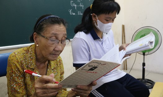 Cô giáo đã về hưu Nguyễn Thị Ba đi bán vé số lấy tiền giúp đỡ học sinh ở lớp học tình thương và người khó khăn. Ảnh: Đình Trọng