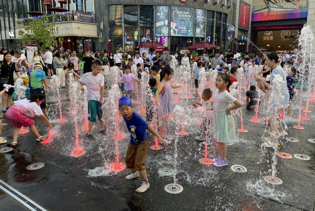 Trẻ em giải nhiệt trong nắng nóng ở Bắc Kinh, ngày 22.6.2023. Ảnh: China Daily