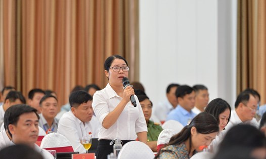Đại biểu HĐND tỉnh Nghệ An tiến hành chất vấn tại hội trường. Ảnh: Hải Đăng