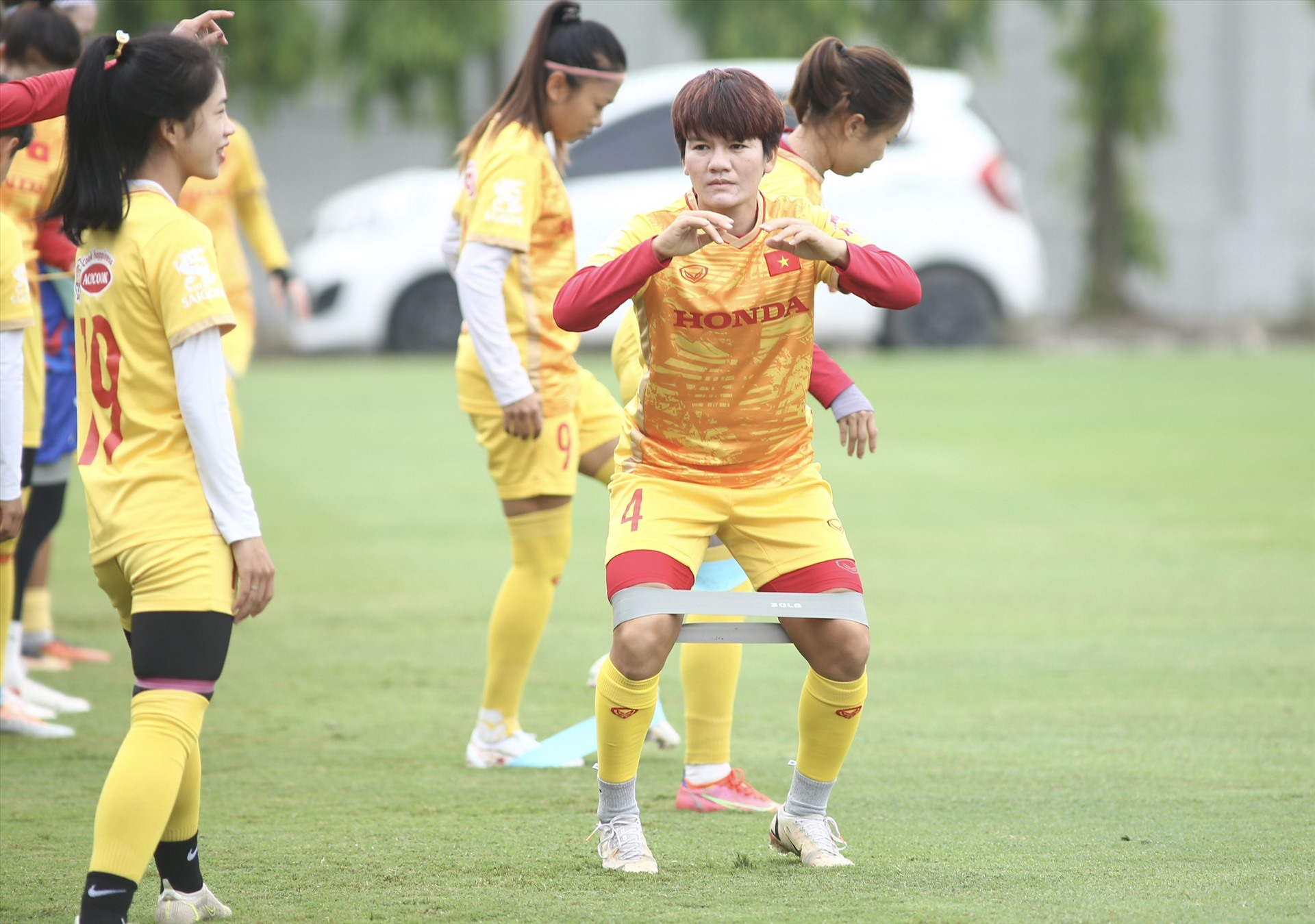 Đội tuyển nữ Việt Nam chú trọng khâu khởi động bởi trong lúc tập luyện, ban huấn luyện tăng cường các bài tập nhằm nâng cao thể lực cho đội bóng.