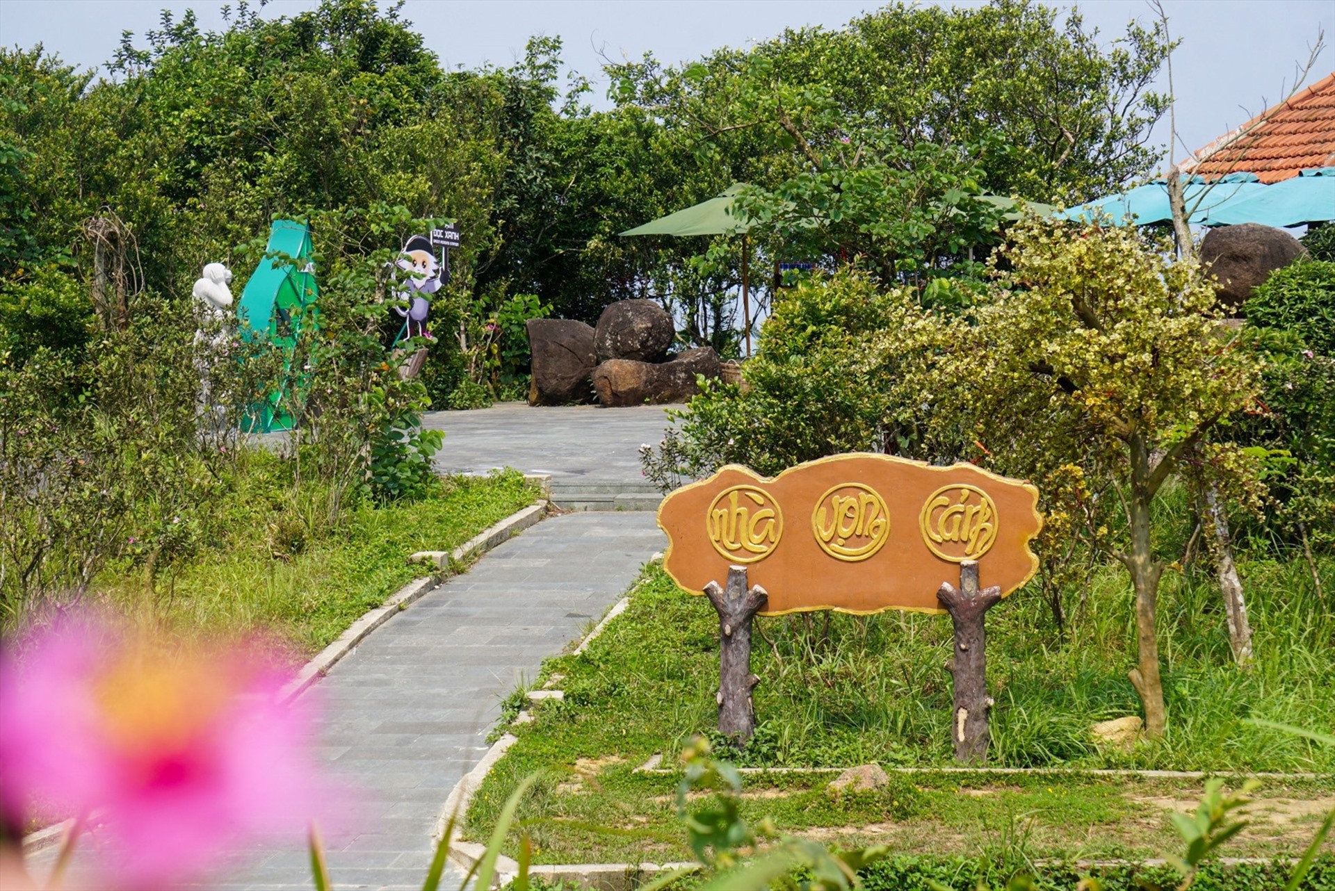 Dự án “Trạm đọc xanh – Green reading station” được Ban Quản lý bán đảo Sơn Trà và các bãi biển du lịch Đà Nẵng triển khai trên bán đảo Sơn Trà. Ảnh: Văn Trực