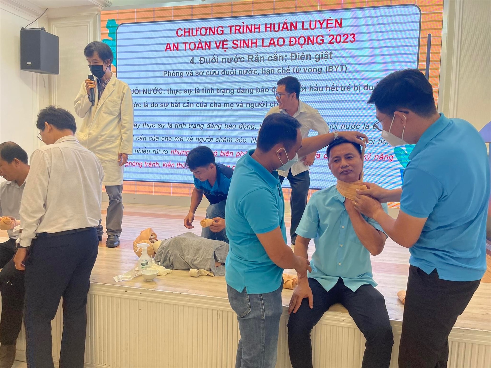 Thực hành kỹ năng tại tập huấn về an toàn vệ sinh lao động do Công đoàn Dệt may Việt Nam tổ chức. Ảnh: CĐCS