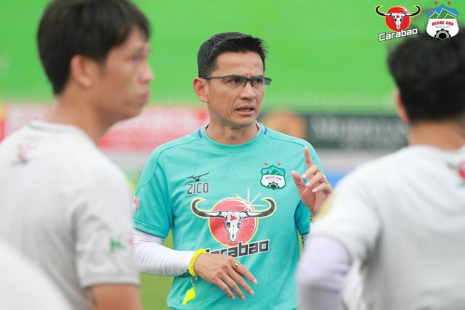 Huấn luyện viên Kiatisak tự tin về việc Hoàng Anh Gia Lai sẽ trụ hạng. Ảnh: Fanpage HAGL