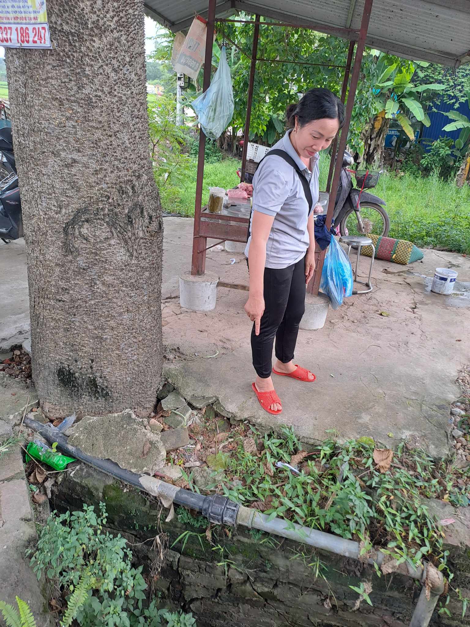Bà Trần Thị Nhàn trú tại tổ dân phố Chiềng cho biết dự án được bàn giao hơn 2 năm mà người dân vẫn không được dùng nước sạch. Ảnh: Minh Hạnh