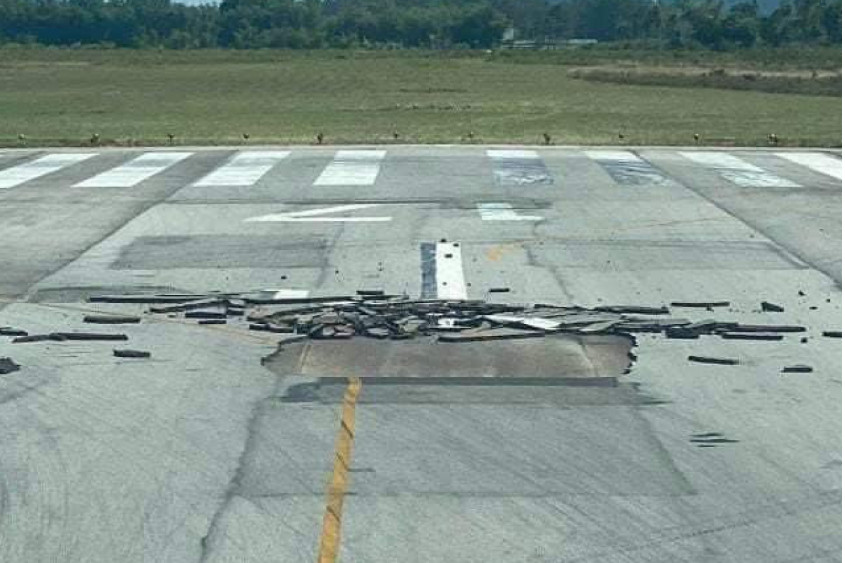 Đường băng ở sân bay Vinh bị nứt nên phải hoãn mọi chuyến bay. Ảnh: Hải Đăng