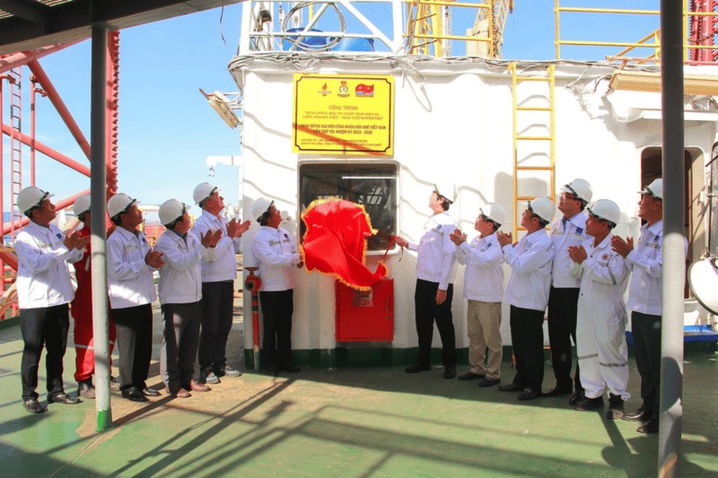 Gắn biển Công trình chào mừng Đại hội VII Công đoàn Dầu khí Việt Nam trên Giàn Tam Đảo 01. Ảnh: Quốc Thịnh