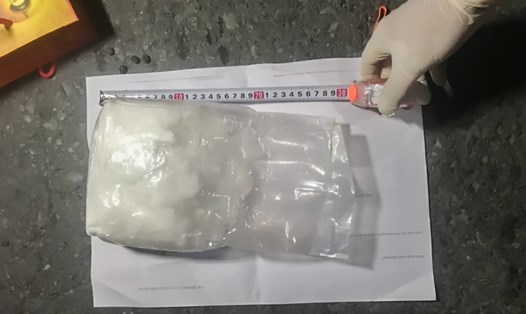 Túi nilon tang vật chứa ma túy loại methamphetamine, có tổng trọng lượng 997 gram. Ảnh: Công an cung cấp