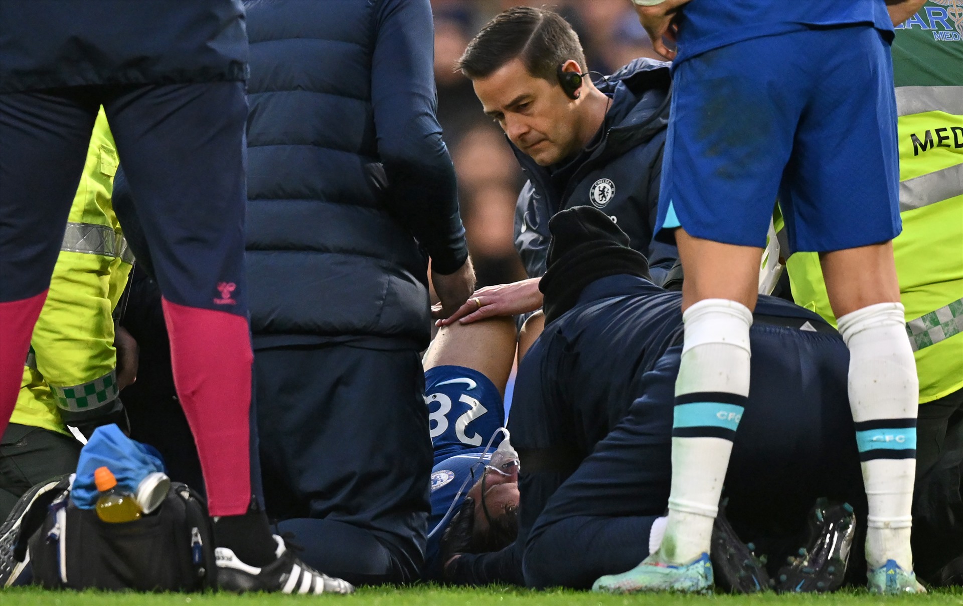 Chấn thương kinh hoàng này của Azpilicueta đã khiến chính hậu vệ này và Chelsea chịu nhiều hệ quả trong mùa giải vừa rồi. Ảnh: AFP