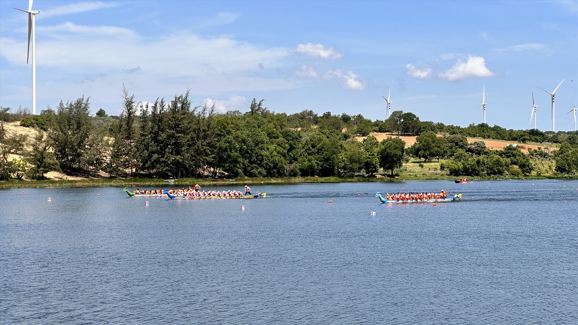 Giải Đua thuyền truyền thống vô địch quốc gia năm 2023 tại Bàu Trắng nằm trong chuỗi sự kiện Năm du lịch quốc gia 2023. Ảnh: Duy Tuấn