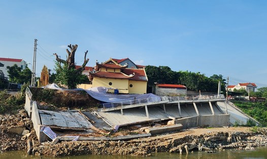 Khu vực đền Mẫu bị sụt lún nghiêm trọng sau sự cố sạt lở sông Phó Đáy. Ảnh: Bảo Nguyên