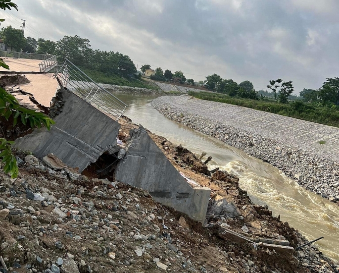 Công trình kè chống sạt lở sông Phó Đáy mới được xây dựng đã sụp đổ.