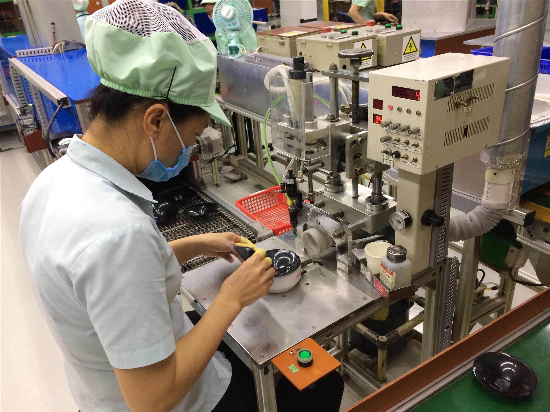 Công nhân một doanh nghiệp điện tử ở tỉnh Bắc Ninh. Ảnh: Quế Chi