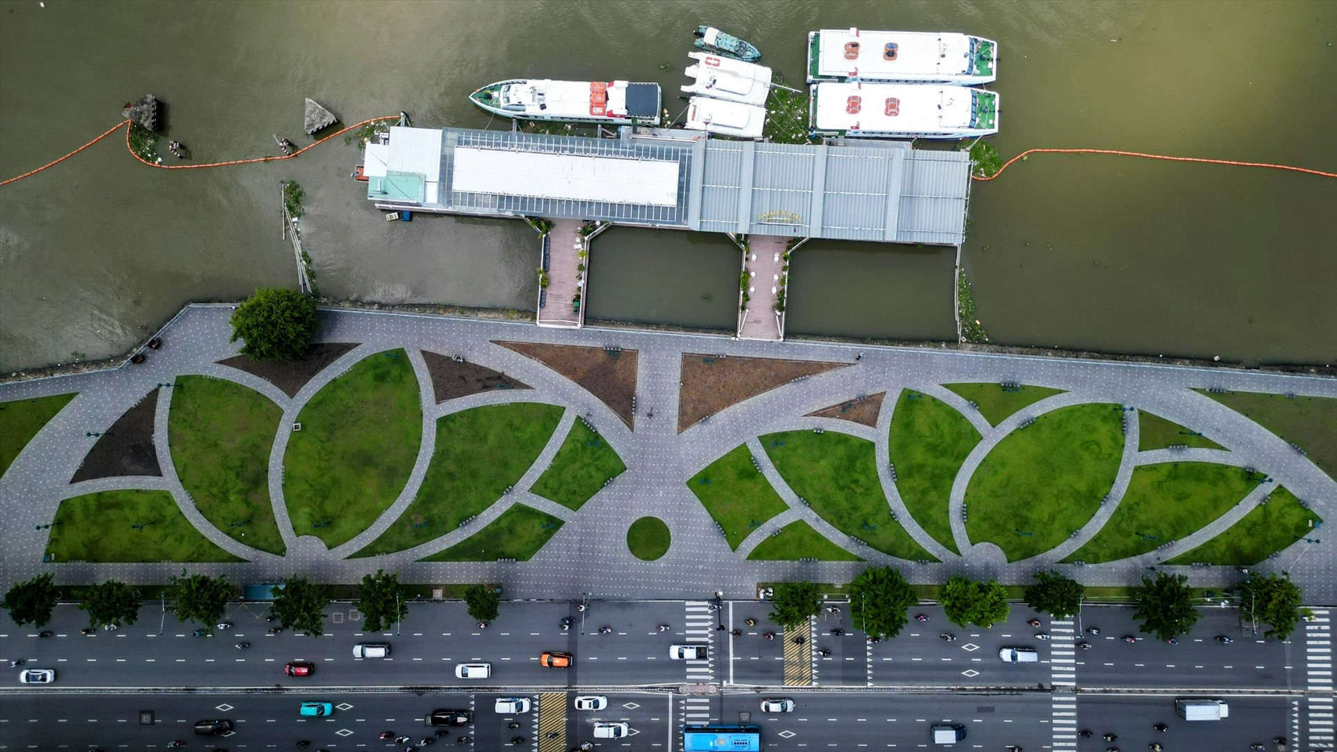 Đoạn công viên song song đường Tôn Đức Thắng rộng khoảng 5.000 m2 thông thoáng hơn sau khi di dời một số công trình và xây thêm lối đi, trồng thêm mảng xanh... Một số cây ở khu vực này được di dời để tạo không gian thoáng đãng, tầm nhìn rộng về phía sông Sài Gòn. 