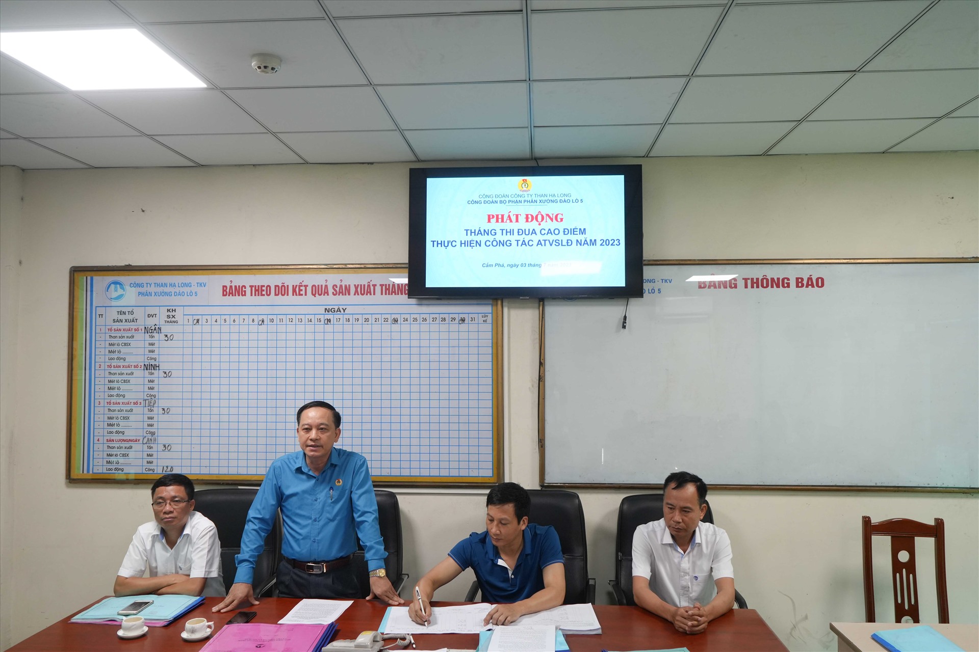 Lãnh đạo phát động “Tháng thi đua cao điểm thực hiện công tác ATVSLĐ” tại các nhà giao ca phân xưởng. Ảnh: Công ty Than Hạ Long. 