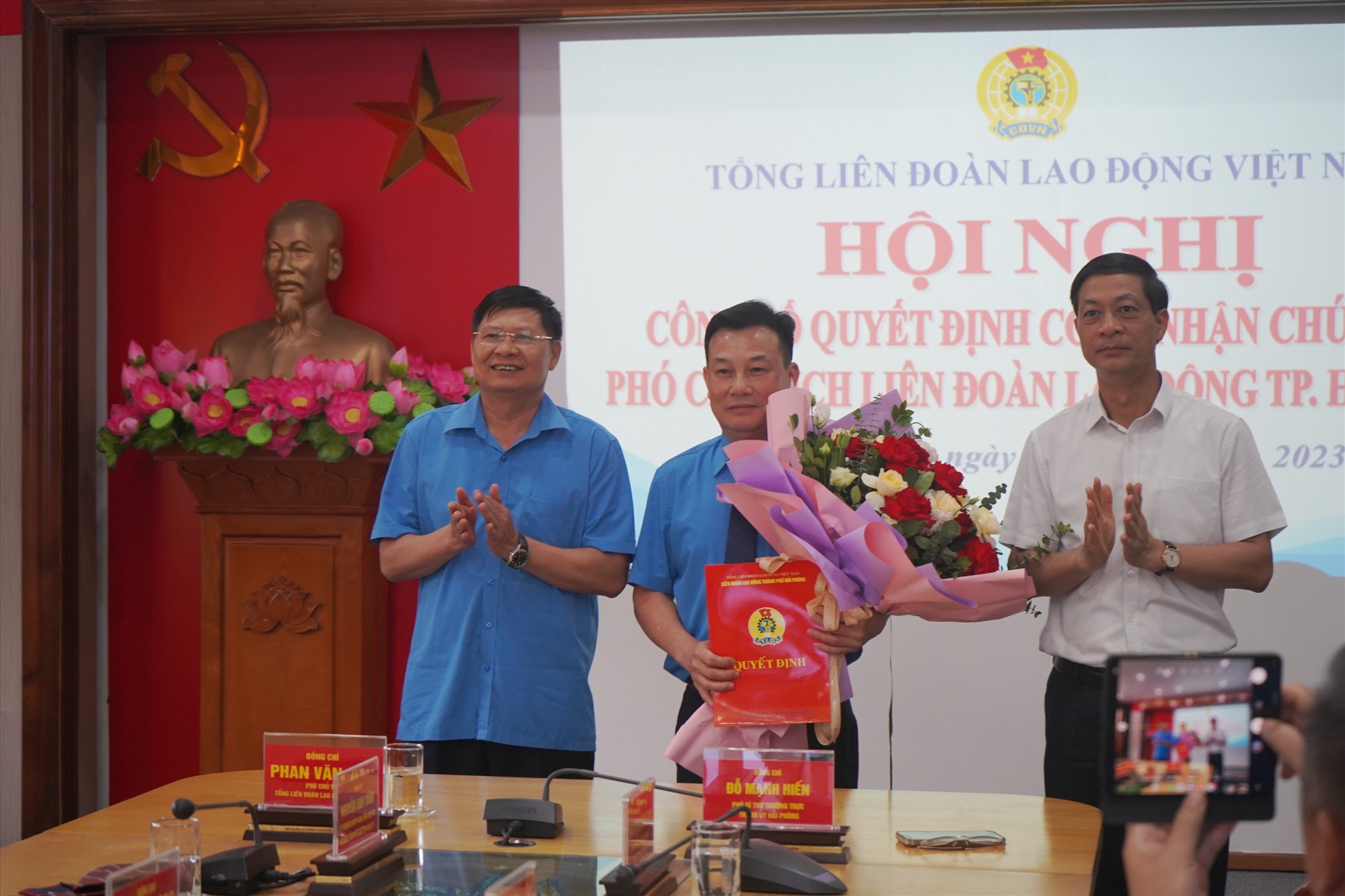 Ông Phan Văn Anh - Phó Chủ tịch Tổng LĐLĐ Việt Nam trao Quyết định công nhận chức danh Phó Chủ tịch LĐLĐ TP Hải Phòng với ông Nguyễn Văn Phiệt. Ảnh: Mai Dung