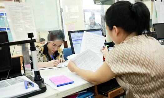 Người dân giải quyết thủ tục hành chính tại công sở ở Hà Nội. Ảnh: Hải Nguyễn