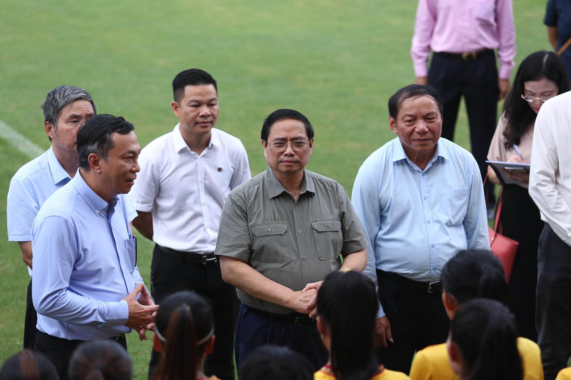 Thủ tướng Phạm Minh Chính hỏi thăm, động viên đội tuyển nữ Việt Nam trước khi tham dự World Cup nữ 2023. Ảnh: Nam Nguyễn