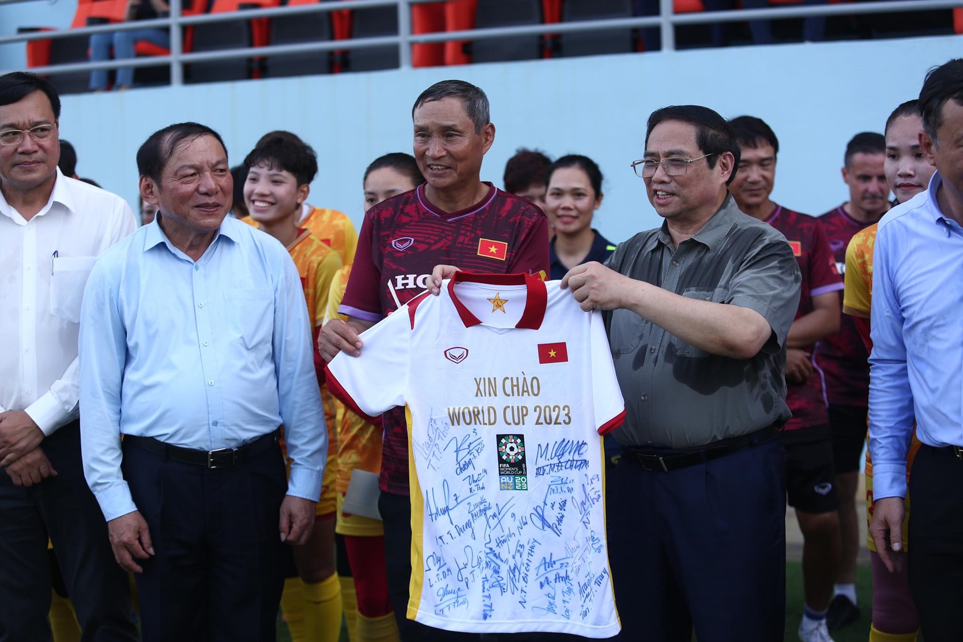 Huấn luyện viên Mai Đức Chung cảm ơn tình cảm, sự quan tâm của Thủ tướng Chính phủ dành cho đội tuyển nữ Việt Nam. Ảnh: Nam Nguyễn