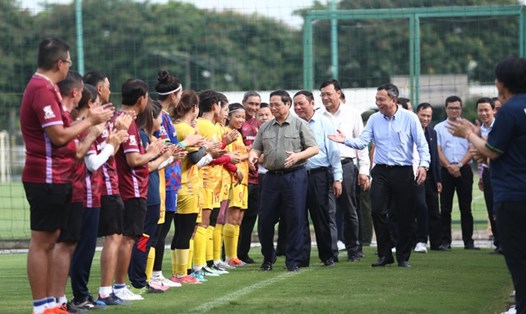 Thủ tướng Phạm Minh Chính trong buổi gặp mặt, động viên đội tuyển nữ Việt Nam trước khi dự World Cup 2023. Ảnh: Nam Nguyễn