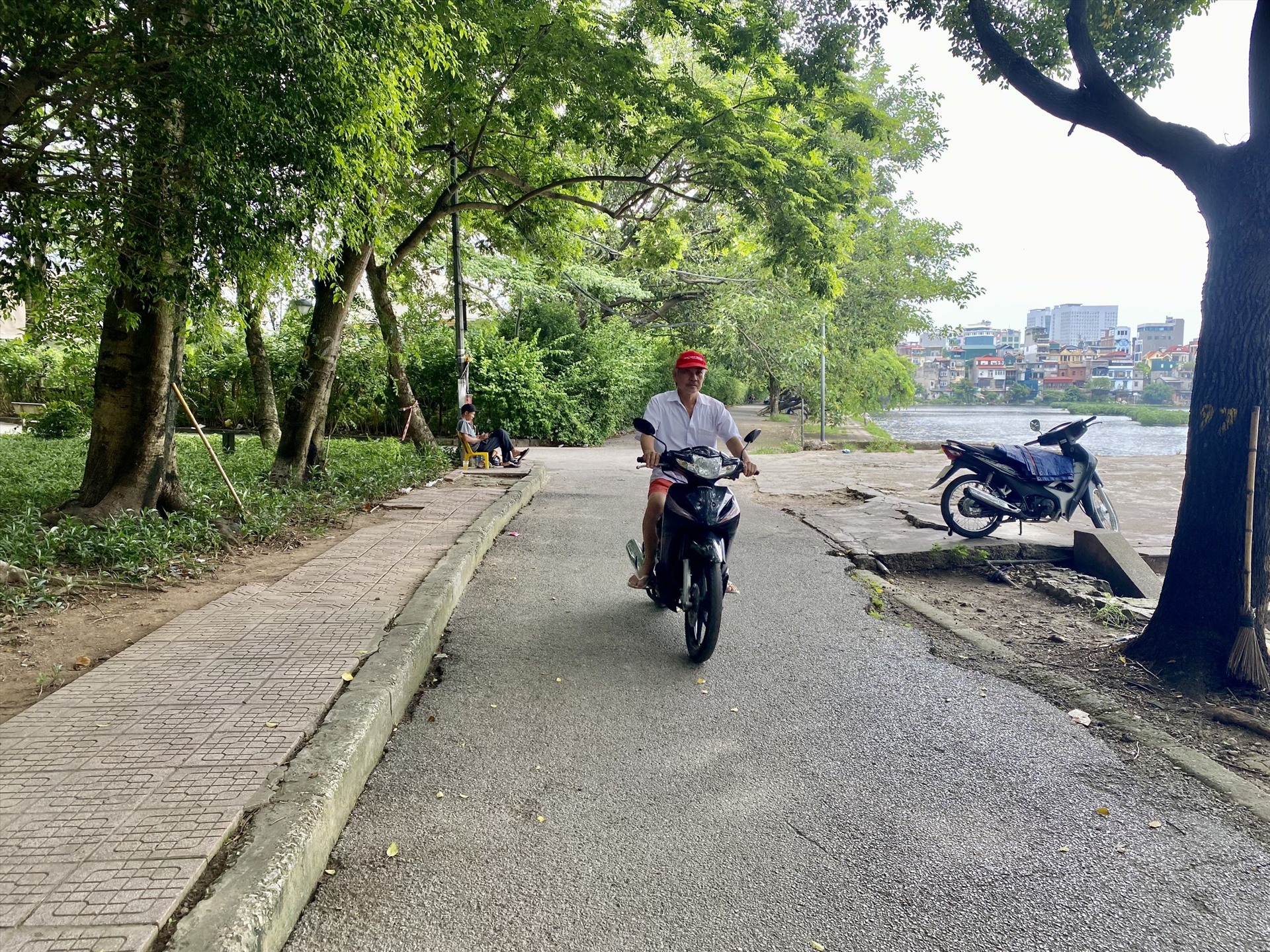 Người đi bộ và xe máy chung một lối đi. Ảnh: Vĩnh Hoàng