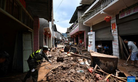Người dân dọn dẹp sau ngập lụt ở tỉnh Hồ Nam, miền trung Trung Quốc ngày 2.7.2023. Ảnh: Xinhua