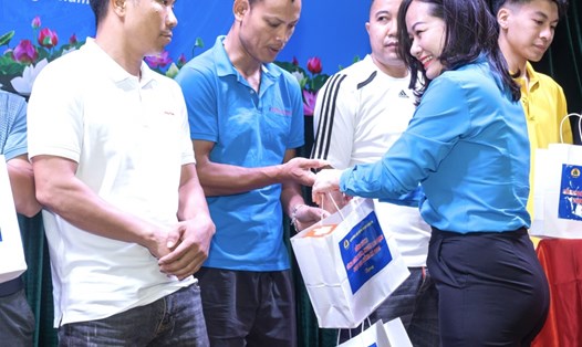 Chủ tịch Liên đoàn Lao động quận Đống Đa Lê Thị Kim Huệ, trao các phần quà hỗ trợ người lao động vượt nắng nóng hè 2023. Ảnh: Hải Như