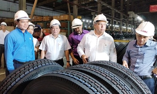 Ông Ulises Guilarte de Nacimienoto (thứ 2 từ phải) và ông Nguyễn Đình Khang (bìa trái) thăm cơ sở sản xuất xăm lốp của DRC Đà Nẵng. Ảnh: Tường Minh