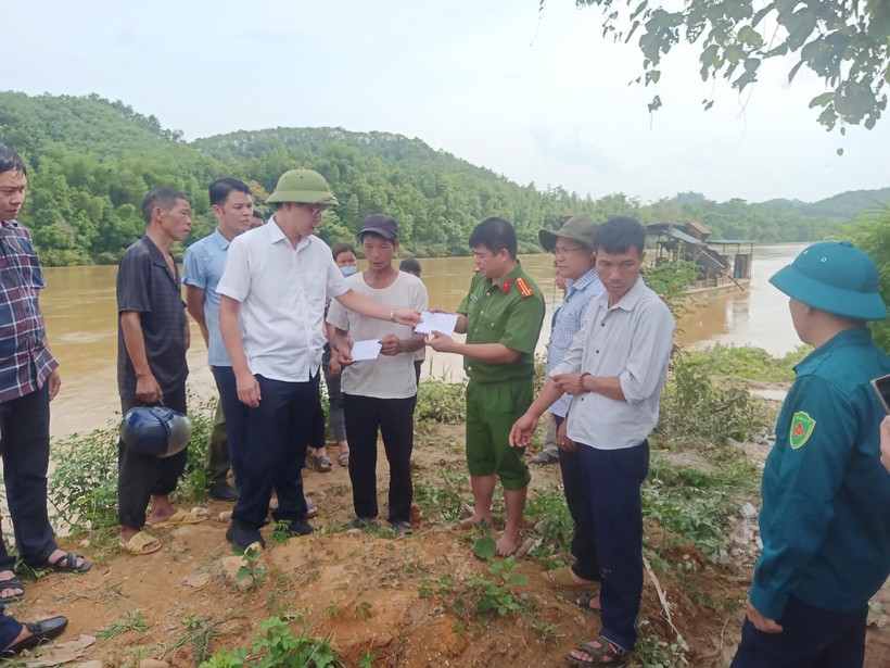 Lãnh đạo huyện Bắc Quang trao tiền hỗ trợ cho gia đình nạn nhân và lực lượng tìm kiếm. Ảnh: Phùng Minh