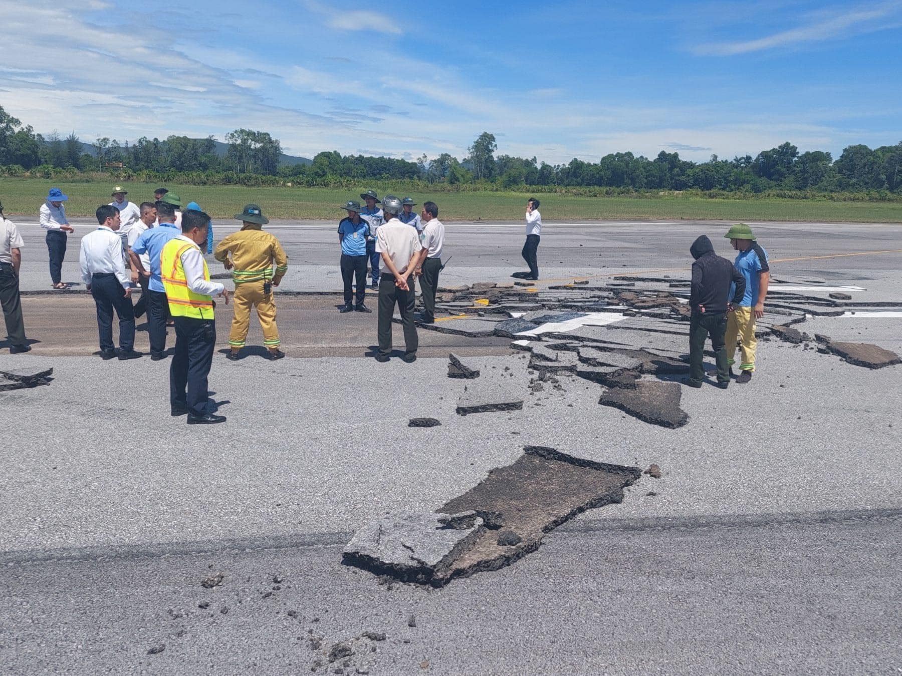 Sau khi sự cố nứt đường băng xảy ra, Cảng hàng không quốc tế Vinh đã lên phương án xử lý. Ảnh: Hải Đăng