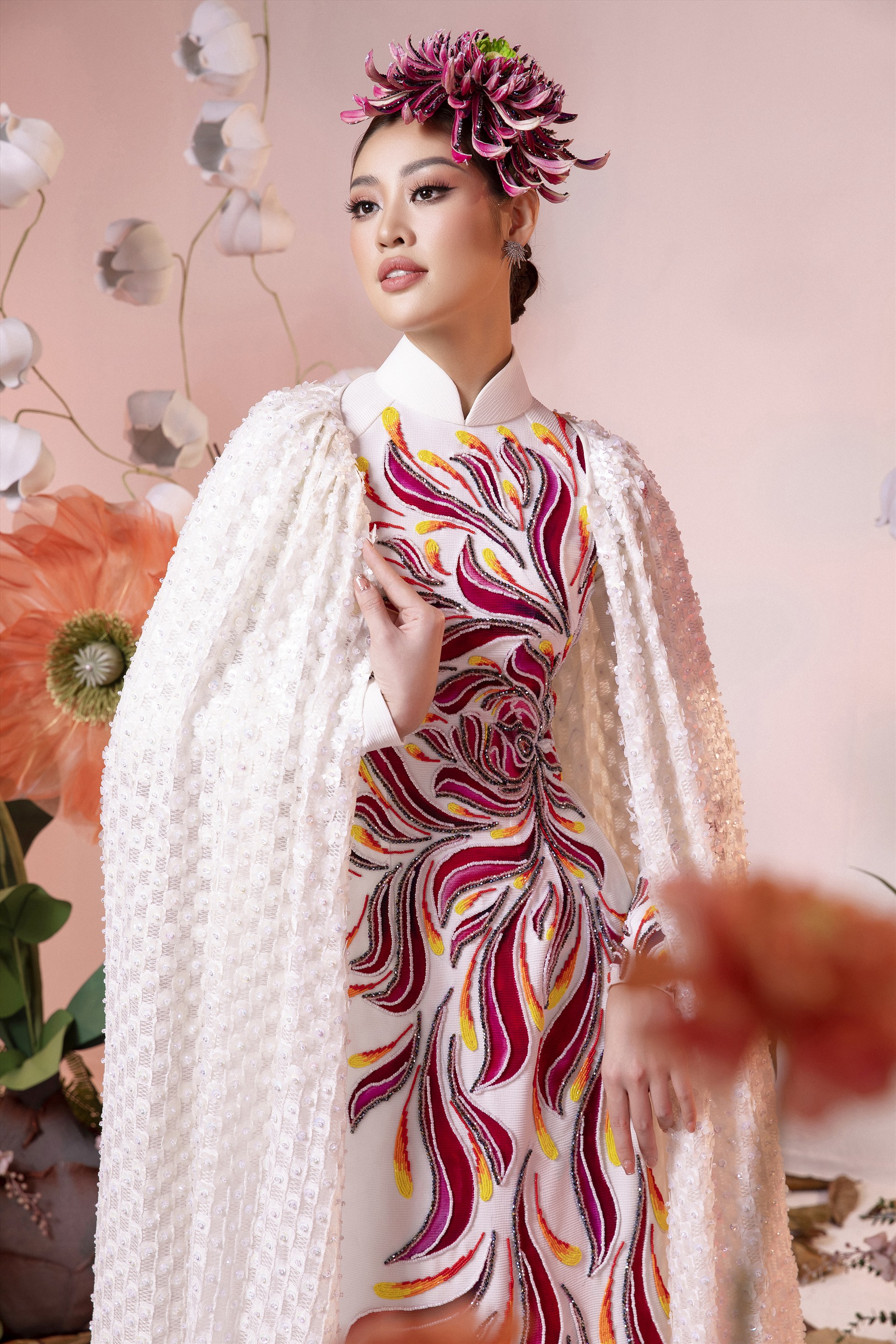 Trong các thiết kế áo dài được Minh Châu sáng tạo, anh đặc biệt tâm huyết với bộ trang phục mở màn có biểu tượng của 2 con chim lớn với hoa văn đẹp mắt. 