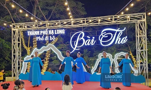 Biểu diễn dân vũ tại một sân khấu trong tuyến phố đi bộ Bài Thơ. Ảnh: Đoàn Hưng