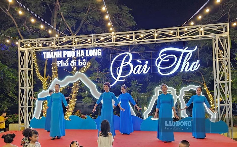 Biểu diễn dân vũ tại một sân khấu trong tuyến phố đi bộ Bài Thơ. Ảnh: Đoàn Hưng