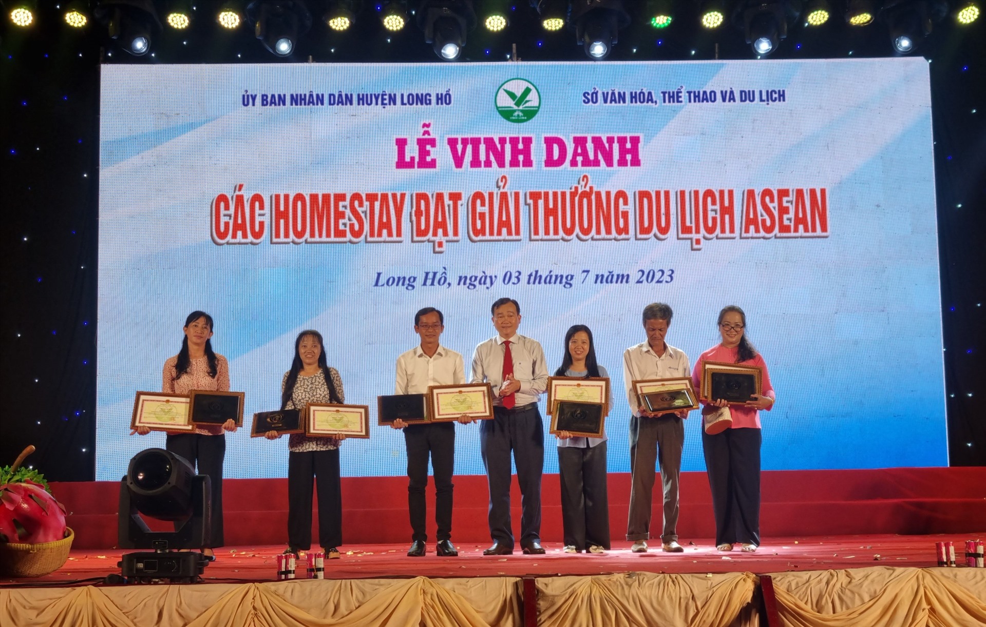 Lãnh đạo tỉnh Vĩnh Long trao Bằng khen UBND 6 đơn vị Homestay đạt giải thưởng du lịch ASEAN năm 2023. Ảnh: Hoàng Lộc
