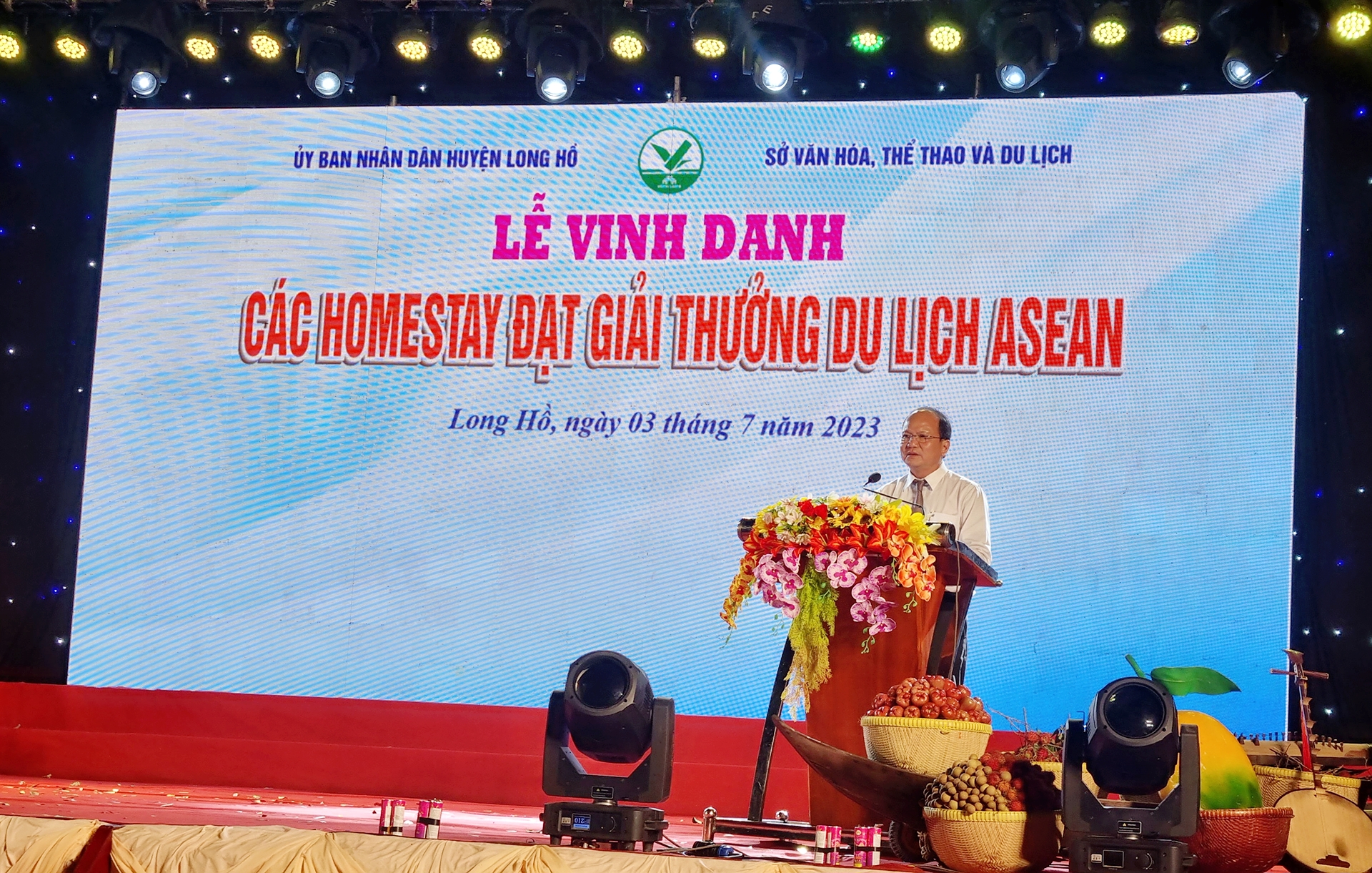 Ông Võ Trung Sơn - Phó Chủ tịch UBND huyện Long Hồ phát biểu tại buổi lễ vinh danh. Ảnh: Hoàng Lộc