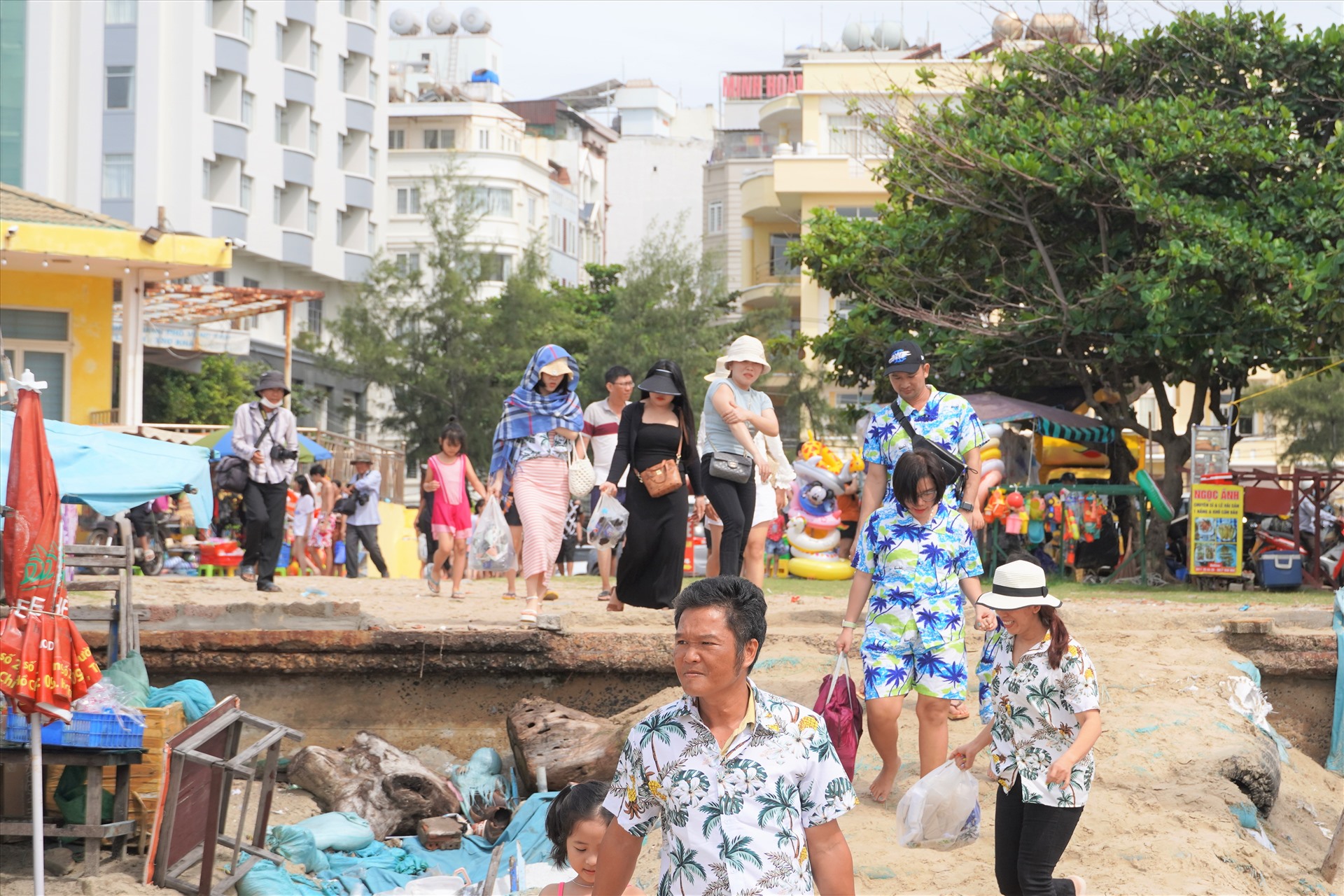 Từ sáng sớm, đã có từng nhóm du khách nối nhau di chuyển đến bãi tắm, dù trời nắng hay chuyển mưa. Mùa hè tại Vũng Tàu khá ấm áp, nên không ảnh hưởng du khách vui chơi tắm biển.