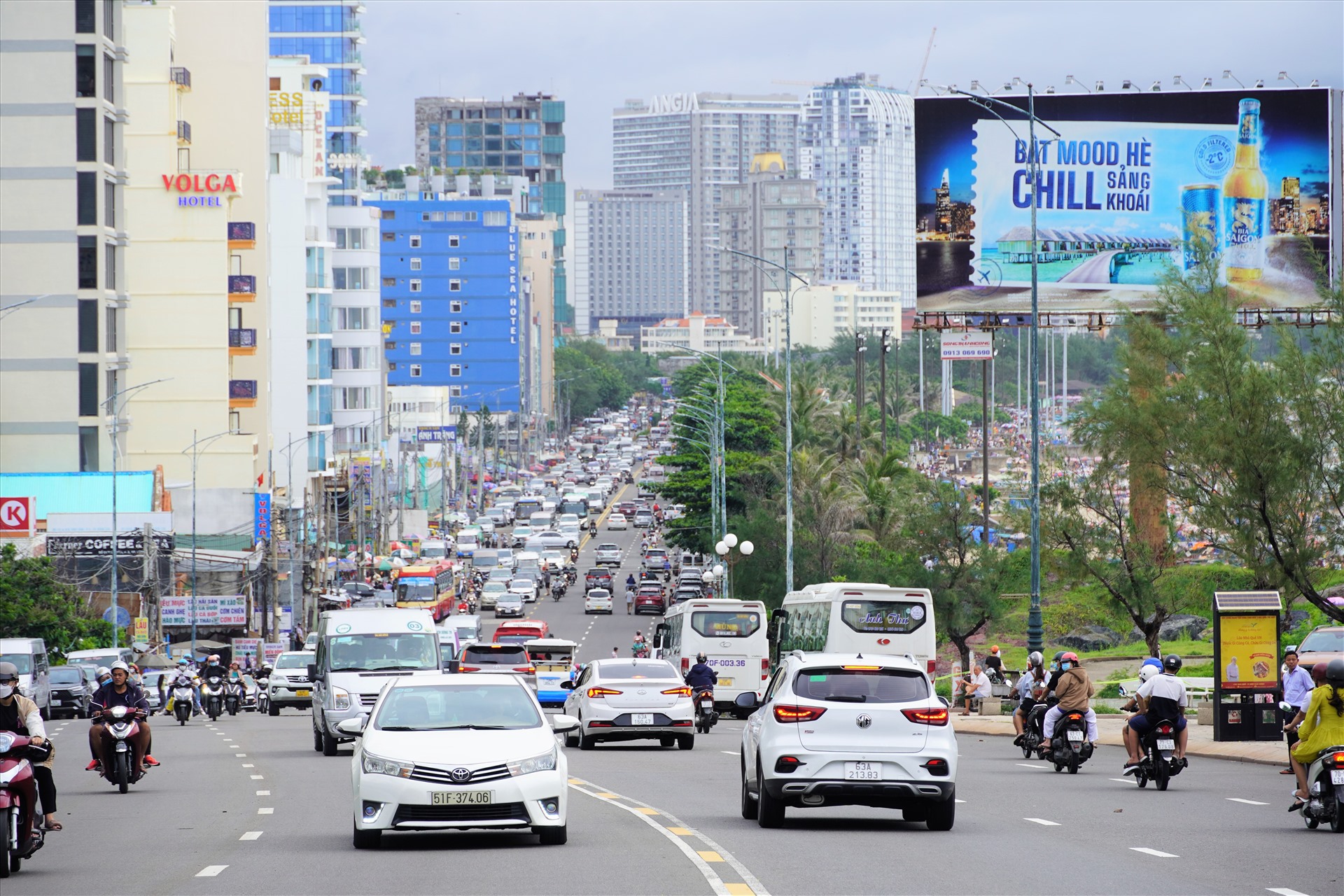 Khu vực Bãi Sau rất đông xe nhưng không ùn tắc, các phương tiện di chuyển chậm. 