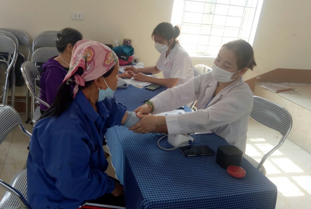 Ngoài công tác dân số, chị Mùi Thị Hân còn kiêm nhiều nhiệm vụ như cán bộ y tế cơ sở. Ảnh NVCC