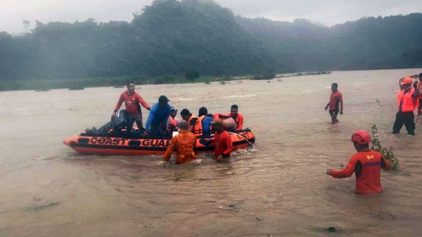 Cứu hộ người mắc kẹt trong lũ lụt do bão Doksuri ở Philippines. Ảnh: Lực lượng bảo vệ bờ biển Philippines
