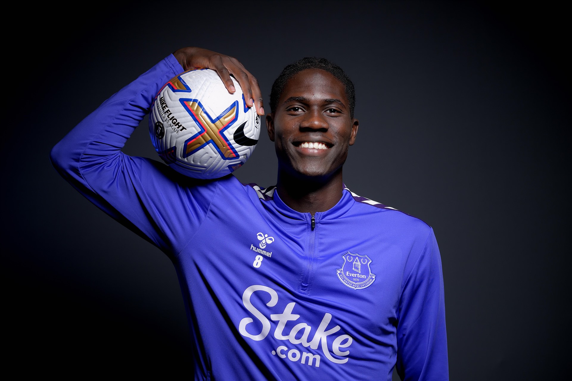 Amadou Onana là lựa chọn tầm trung cho Chelsea.  Ảnh: Everton