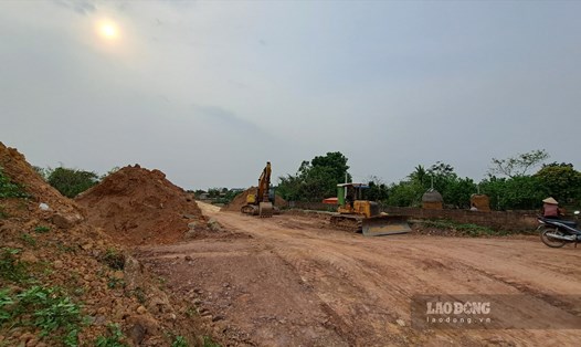 Một công trình giao thông trên địa bàn tỉnh Bắc Giang gần như dừng hoạt động do thiếu đất san nền. Ảnh: Nguyễn Kế
