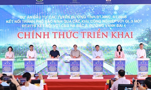 Thủ tướng Phạm Minh Chính cùng các đại biểu bấm nút khởi công dự án. Ảnh: VGP